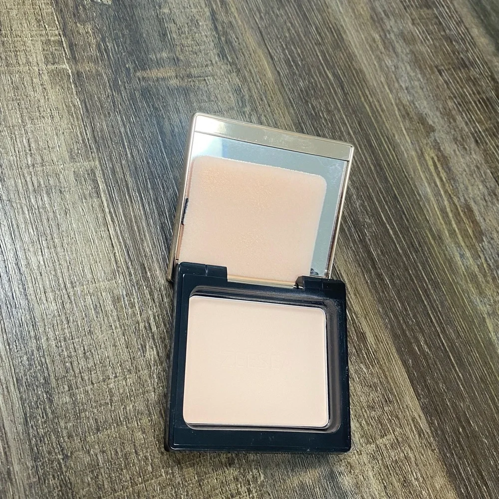 x The British Museum Black and Gold‎ Pressed Powder Full Coverage Even Skin Tone